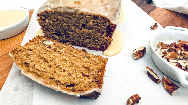Pastel Húmedo de Manzana y Especias con Glaseado de Maple: Receta Clásica y Fácil