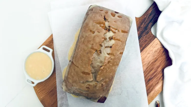Pastel Húmedo de Manzana y Especias con Glaseado de Maple: Receta Clásica y Fácil