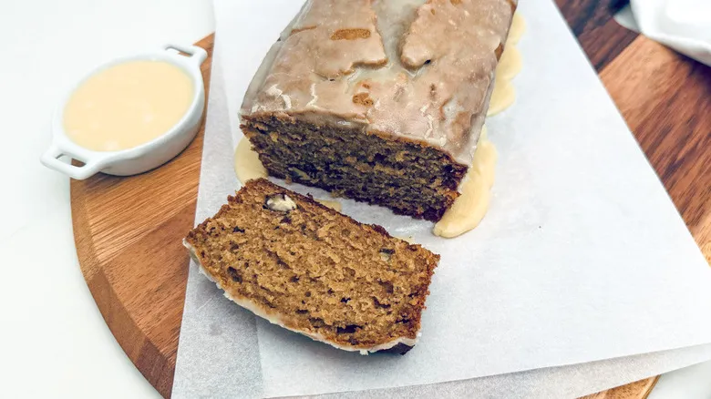 Pastel Húmedo de Manzana y Especias con Glaseado de Maple: Receta Clásica y Fácil