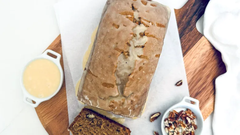 Pastel Húmedo de Manzana y Especias con Glaseado de Maple: Receta Clásica y Fácil