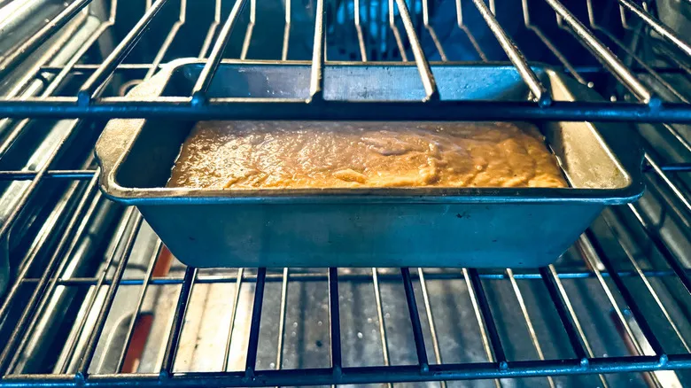 Pastel Húmedo de Manzana y Especias con Glaseado de Maple: Receta Clásica y Fácil