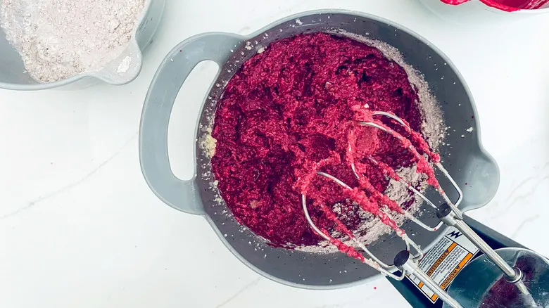 Pastel Red Velvet Casero: El Secreto de su Color Natural con Remolacha
