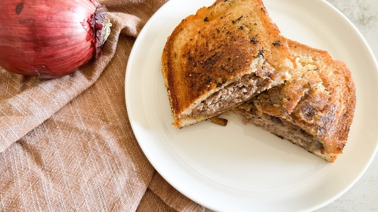 Patty Melt Suizo Clásico: La Receta Definitiva para un Sándwich Reconfortante