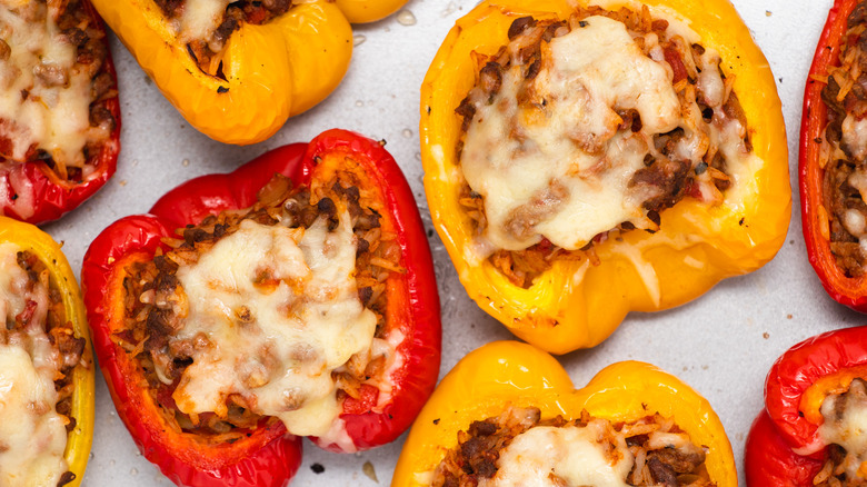 Pimientos Rellenos de Carne y Queso: Una Receta Versátil para Deleitar a tus Invitados