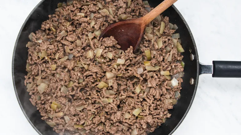 Pimientos Rellenos de Carne y Queso: Una Receta Versátil para Deleitar a tus Invitados