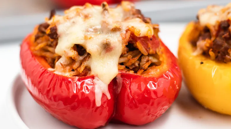 Pimientos Rellenos de Carne y Queso: Una Receta Versátil para Deleitar a tus Invitados