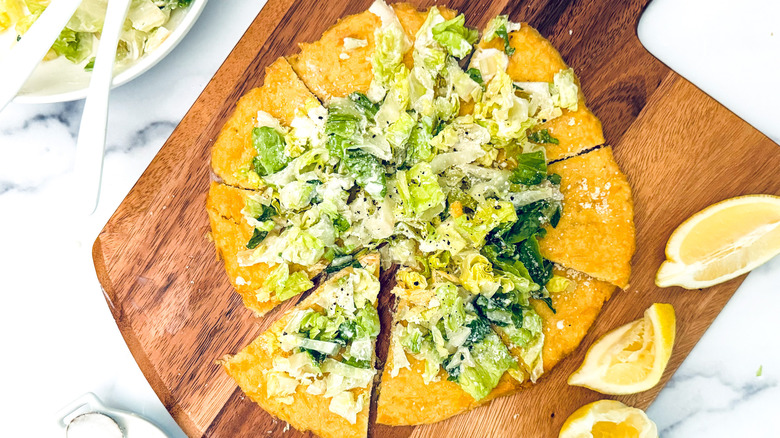 Pizza de Ensalada César con Masa de Pollo: Receta Sin Gluten Innovadora y Deliciosa