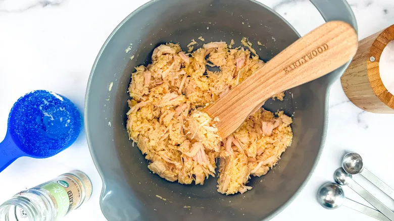 Pizza de Ensalada César con Masa de Pollo: Receta Sin Gluten Innovadora y Deliciosa