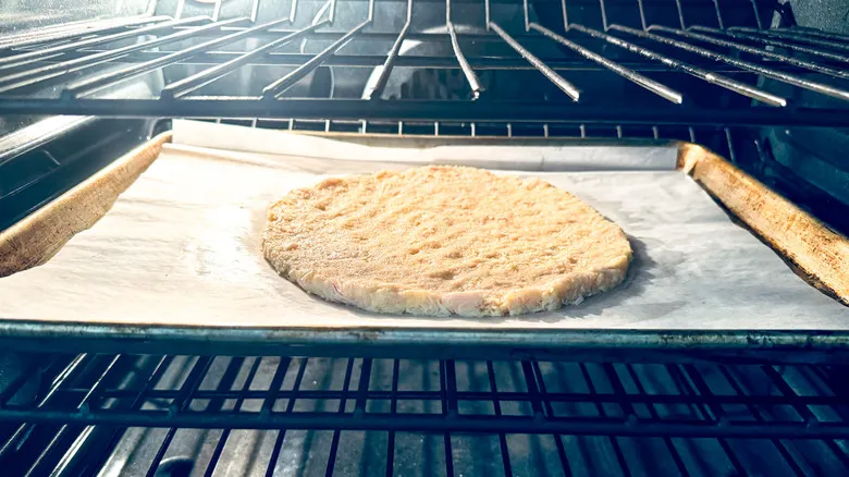 Pizza de Ensalada César con Masa de Pollo: Receta Sin Gluten Innovadora y Deliciosa