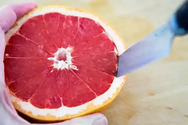 Pomelo a la parrilla con azúcar moreno