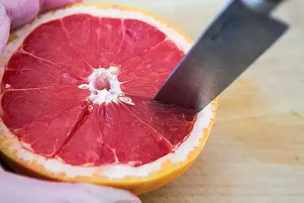 Pomelo a la parrilla con azúcar moreno