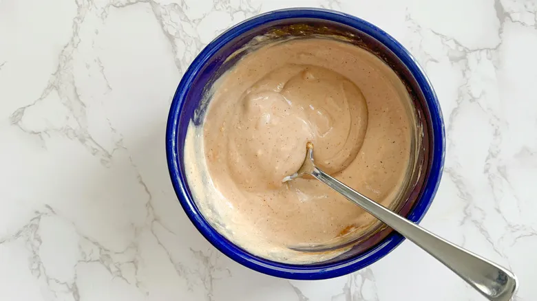 Prepara la Famosa Salsa Raising Cane&#x27;s en Casa: Receta Fácil y Rápida