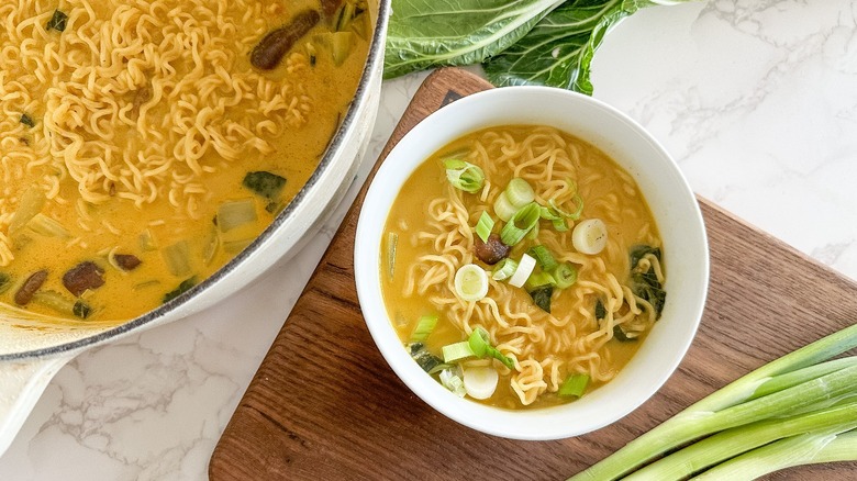 Ramen de Curry de Coco Vegano: Una Receta Saludable y Llena de Sabor Duradero