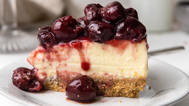 Receta Clásica de Cheesecake de Cereza con Amaretto: El Postre Ideal para Toda Temporada