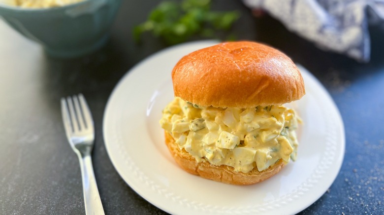 Receta Clásica de Ensalada de Huevo: Fácil, Cremosa y Perfecta para tu Sándwich