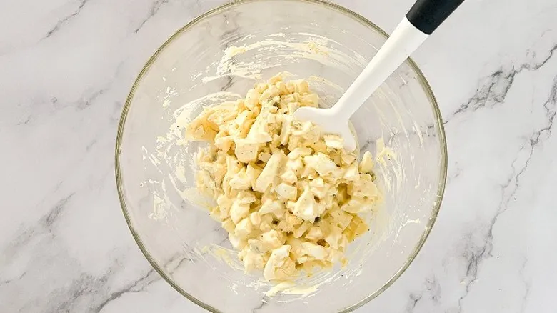 Receta Clásica de Ensalada de Huevo: Fácil, Cremosa y Perfecta para tu Sándwich