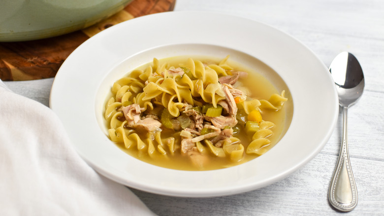 Receta Clásica de Sopa de Fideos con Pollo: Confort Hecho en Casa para Cualquier Estación