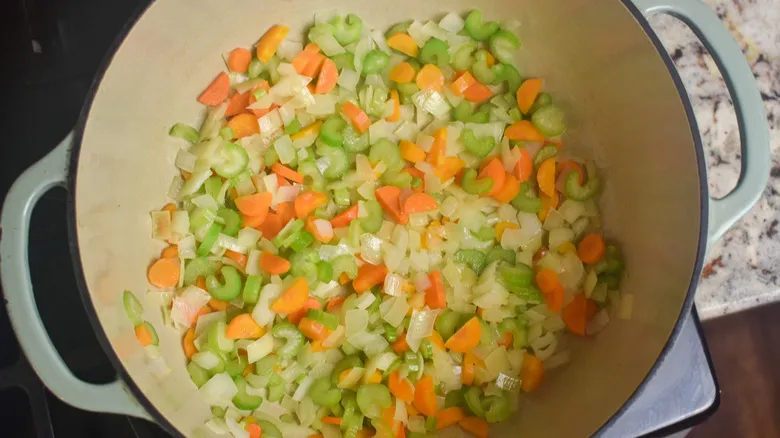 Receta Clásica de Sopa de Fideos con Pollo: Confort Hecho en Casa para Cualquier Estación
