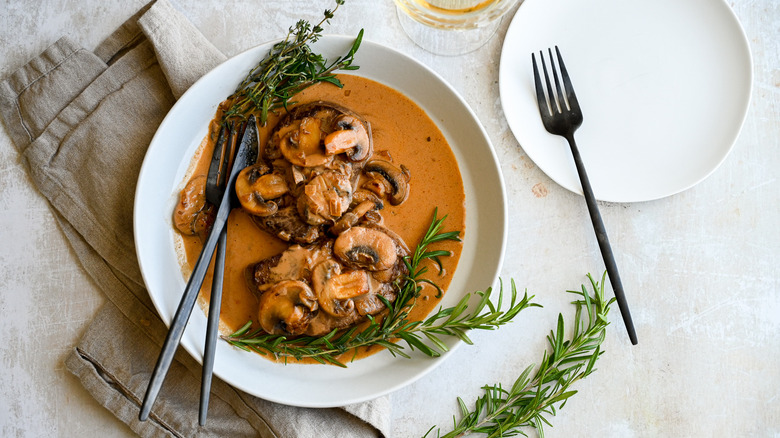 Receta Clásica de Steak Diane: Elegancia Culinaria que Deleita el Paladar