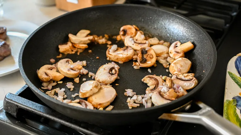 Receta Clásica de Steak Diane: Elegancia Culinaria que Deleita el Paladar