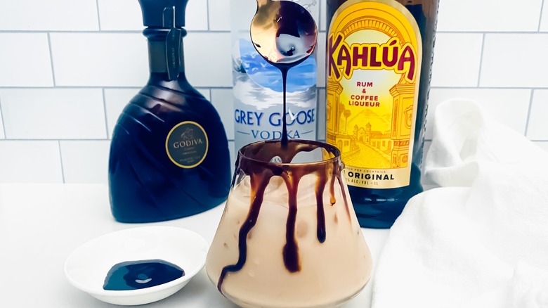 Receta Clásica de White Russian Mocha: El Cóctel Evergreen para Disfrutar en Casa