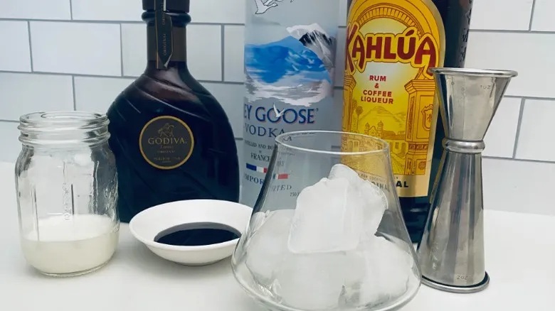Receta Clásica de White Russian Mocha: El Cóctel Evergreen para Disfrutar en Casa
