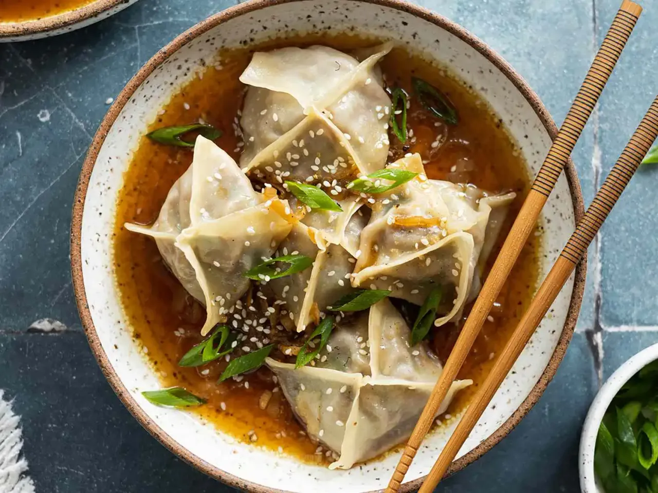 Empanadillas de ternera y champiñones en caldo