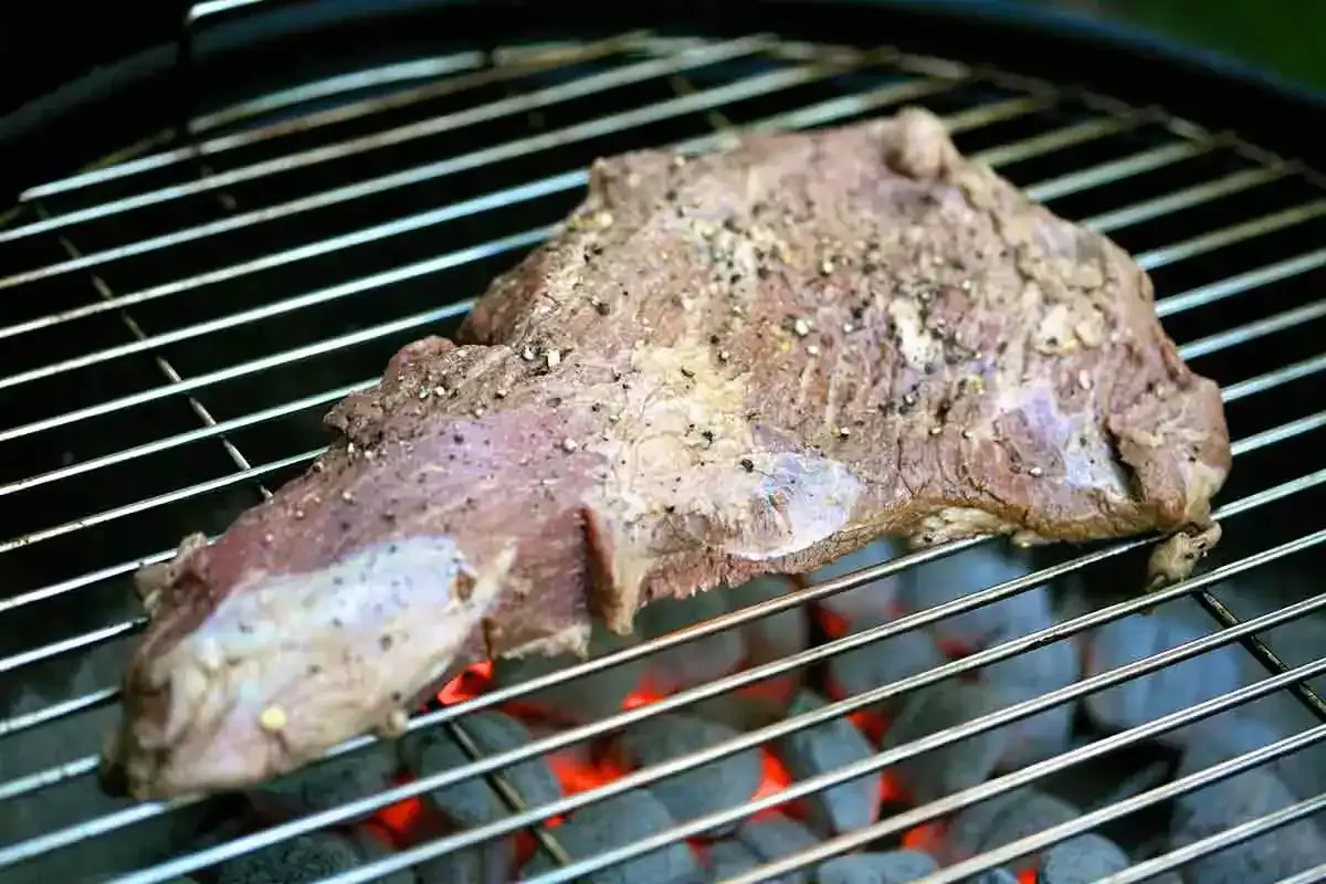 "Receta de Bistec a la parrilla con salsa de pimientos"