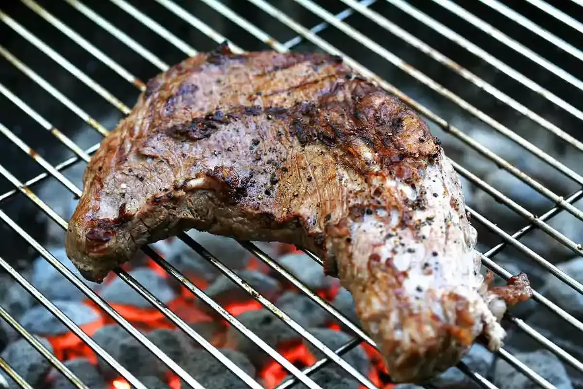 "Receta de Bistec a la parrilla con salsa de pimientos"