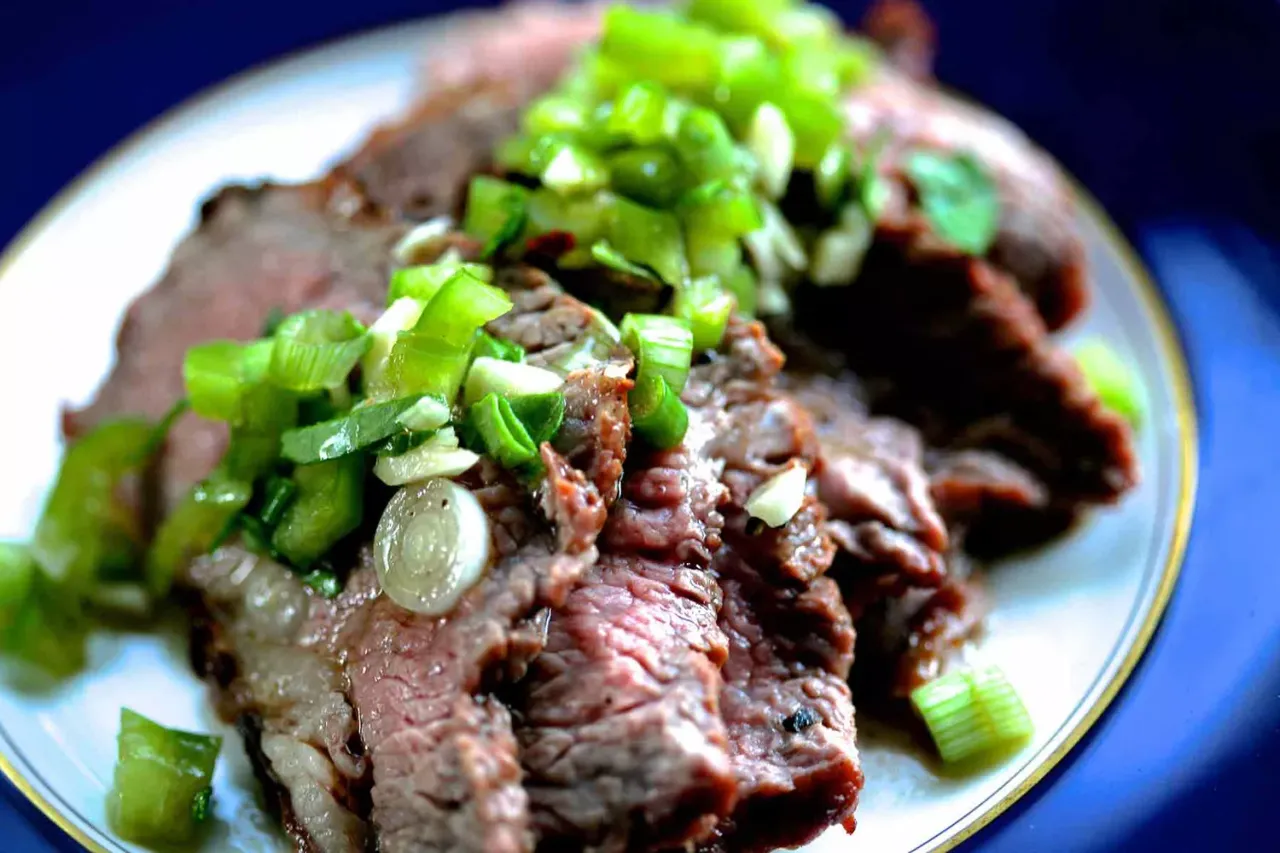 Bistec a la parrilla con salsa de pimientos