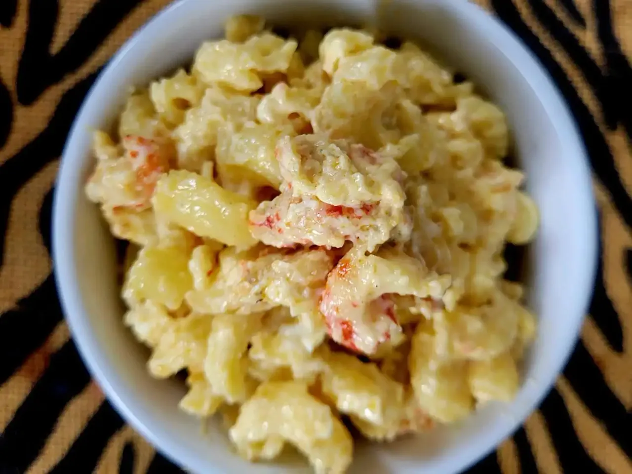 Macarrones con queso y cangrejos de río