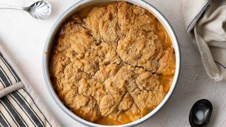Receta de Cobbler de Durazno con Cardamomo: Un Postre Casero Irresistible y Fácil