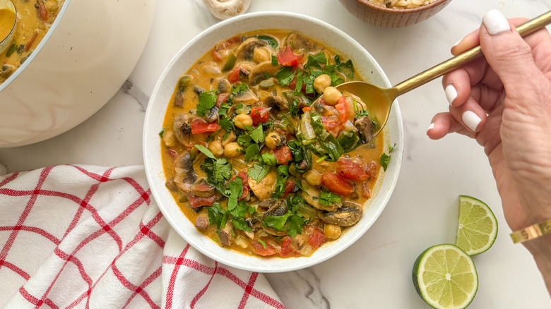 Receta de Curry de Champiñones y Coco: Un Plato Vegano Confortante y Saludable
