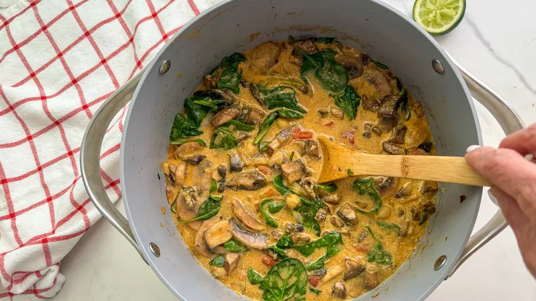 Receta de Curry de Champiñones y Coco: Un Plato Vegano Confortante y Saludable