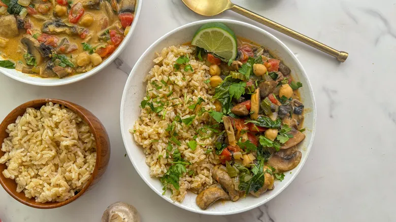 Receta de Curry de Champiñones y Coco: Un Plato Vegano Confortante y Saludable
