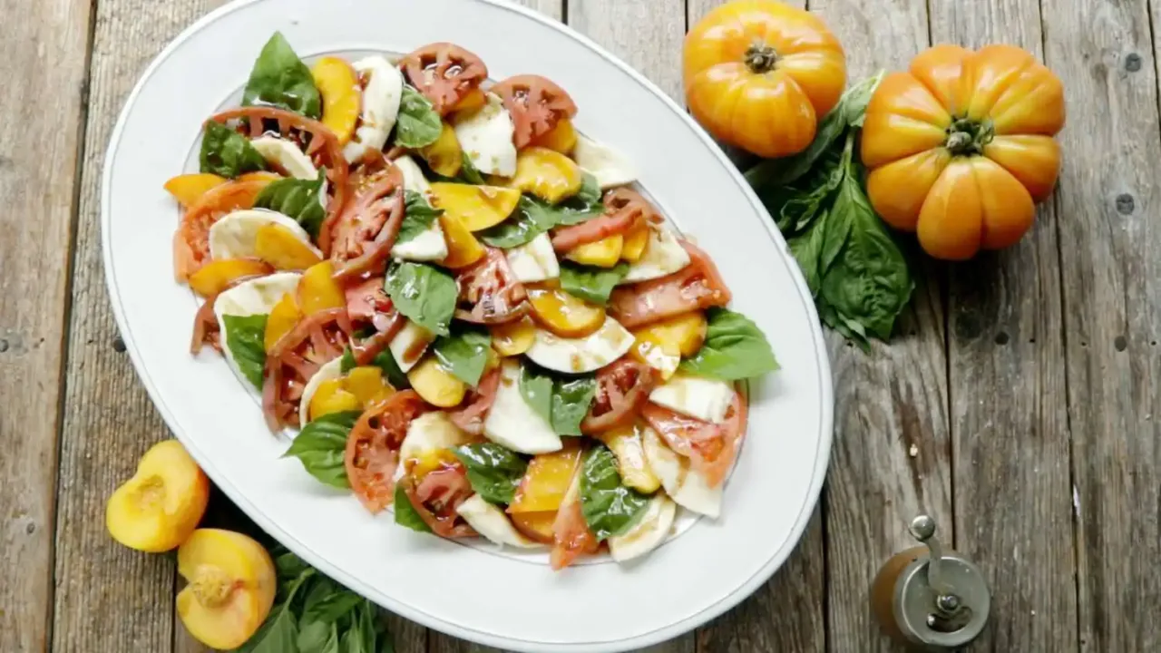 Ensalada Caprese de Durazno y Tomate