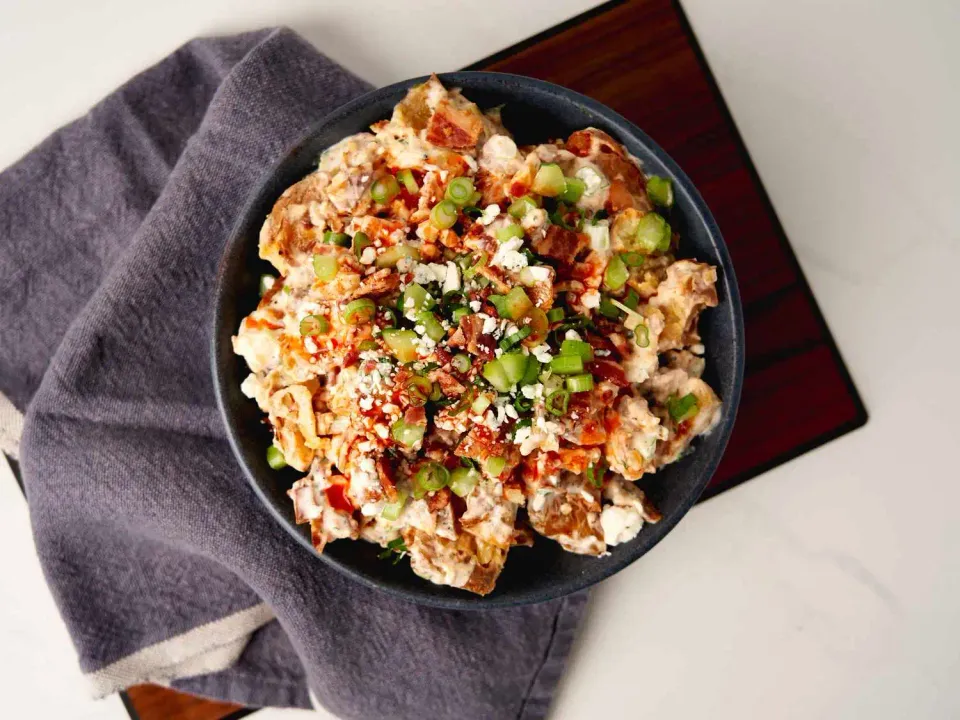 Ensalada de papas crujientes al estilo de Buffalo