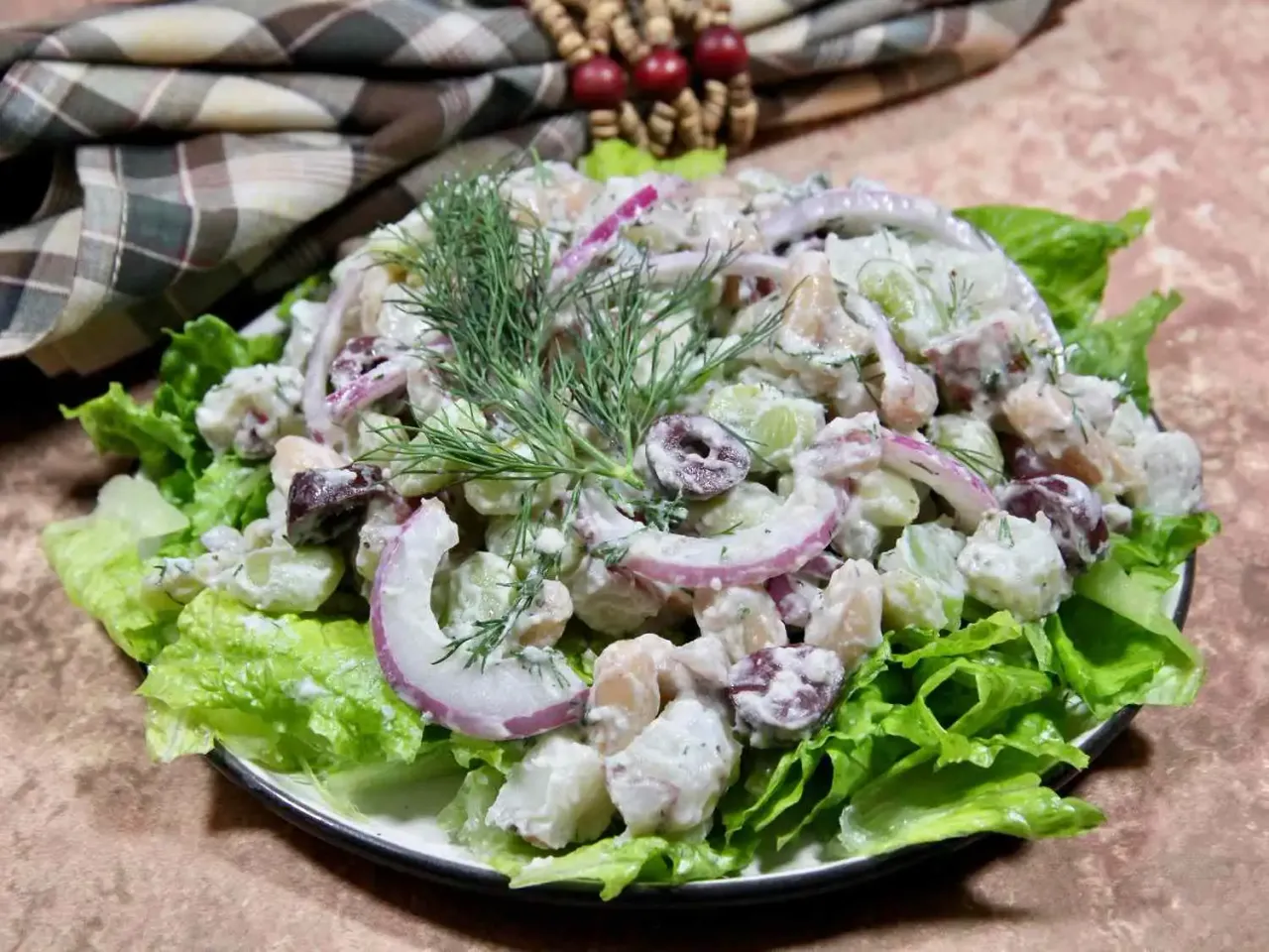 Ensalada de papa con frijoles y aderezo de yogur