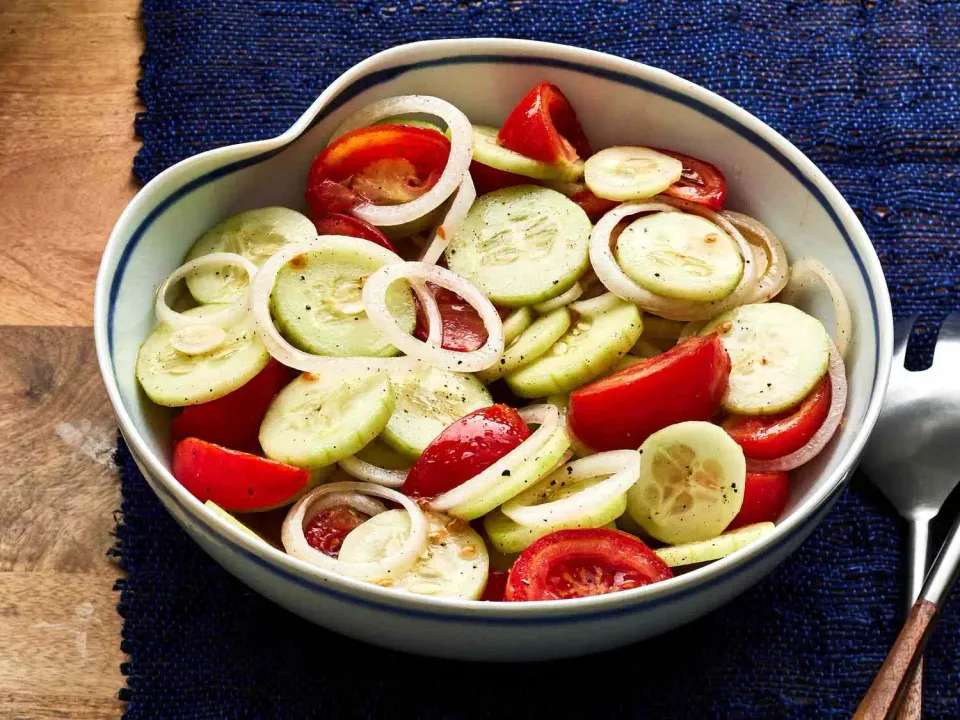 Ensalada de pepino, cebolla y tomate en escabeche