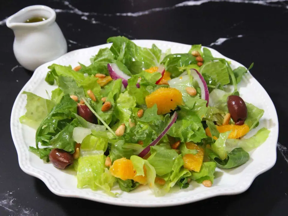 Ensalada Romana con Naranja y Aceitunas