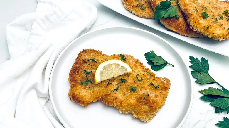 Receta de Escalopas de Cerdo Estilo Schnitzel: Un Clásico Crujiente y Fácil