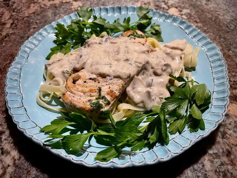 Fettuccini con Pollo y Champiñones