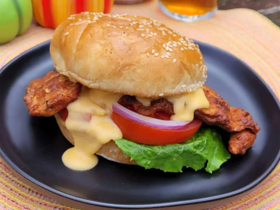 Hamburguesa de Pollo Picante con Salsa de Queso y Cerveza