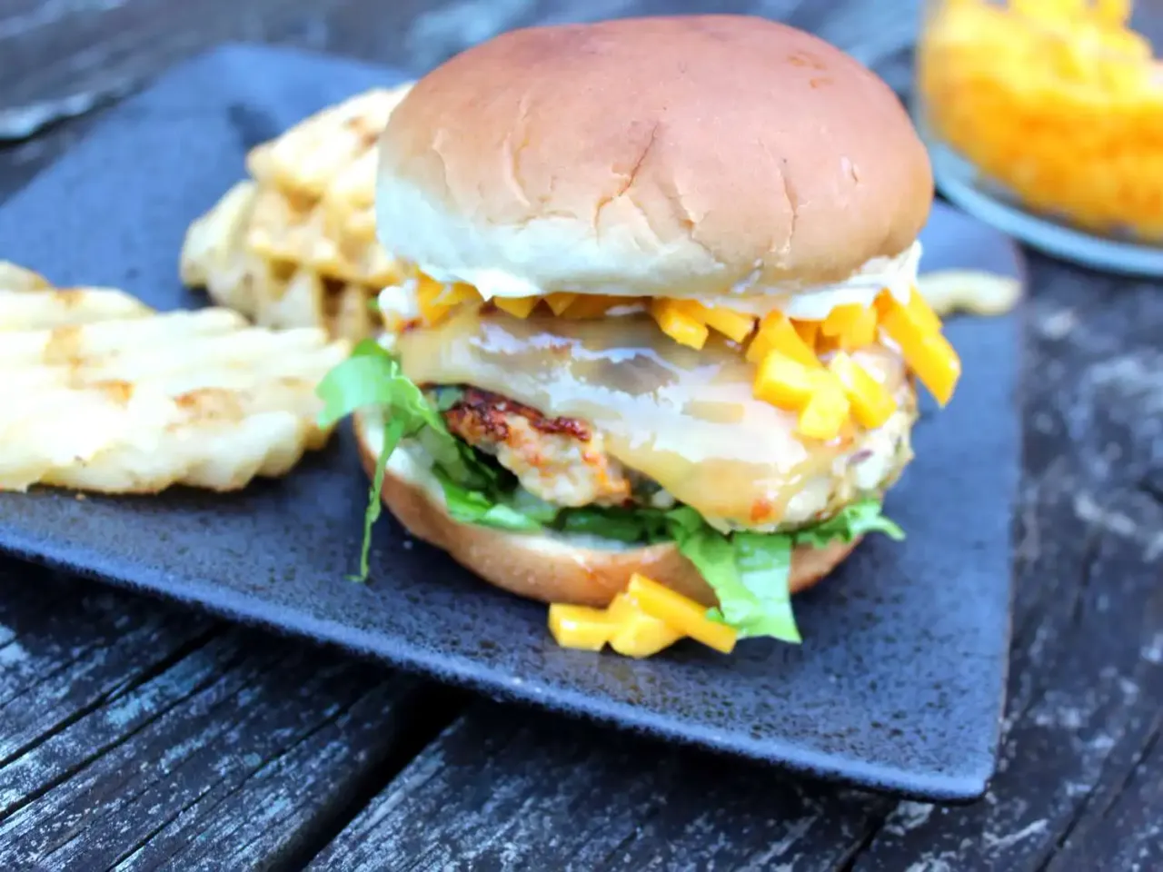 Hamburguesas de pollo picantes con salsa de mango