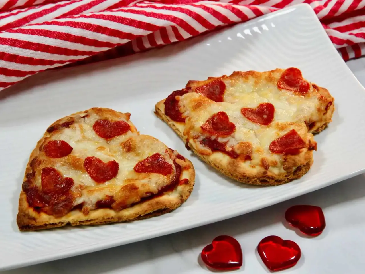 Mini pizzas de naan en forma de corazón