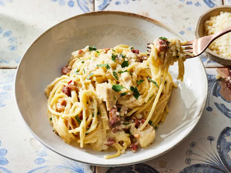 Pasta horneada a la carbonara con pollo