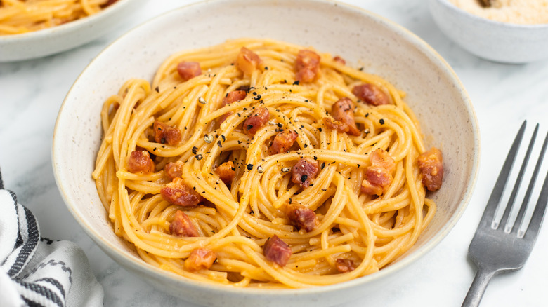 Receta de Pasta Carbonara Perfecta: Un Clásico Italiano Fácil y Rápido