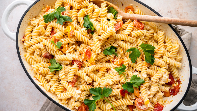 Receta de Pasta con Queso Feta y Tomates Heirloom: Sabor Sencillo y Rápido