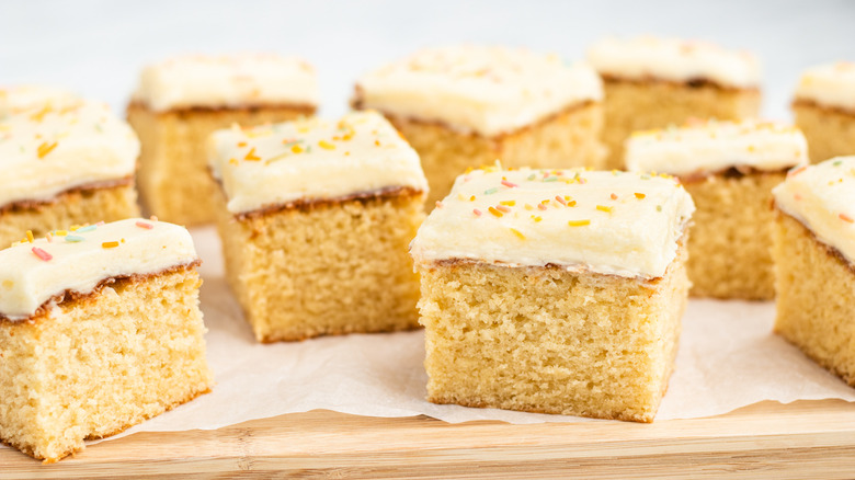 Receta de Pastel de Vainilla en Bandeja: Un Bizcocho Húmedo y Esponjoso Perfecto para Toda Ocasión