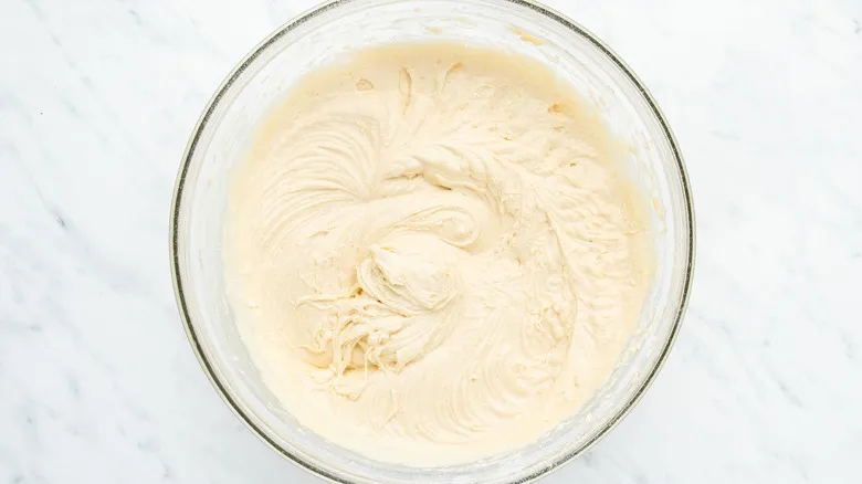 Receta de Pastel de Vainilla en Bandeja: Un Bizcocho Húmedo y Esponjoso Perfecto para Toda Ocasión